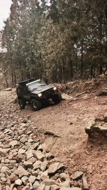 CROSSRC Big Lion Old Cherokee Body Rock Crawling