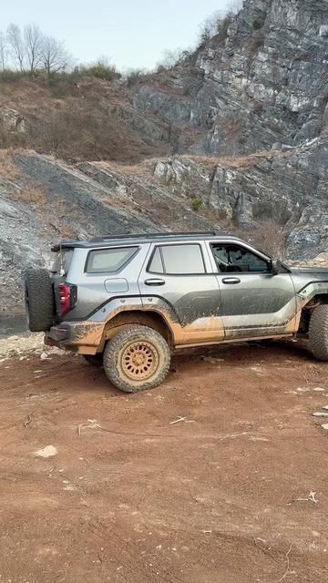 Tank 400 Reverse Climbing Large Rock Wall