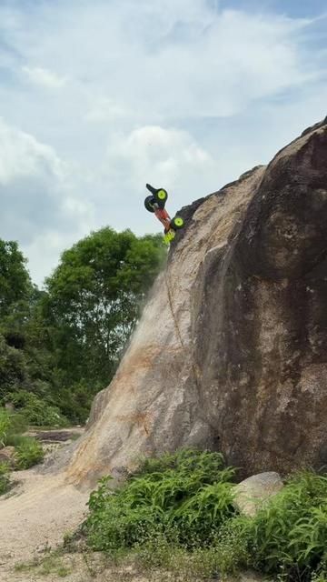 Easy Control 5071 Dry Run Baishi Mountain 'Famous Slope', Tire Blowout at the End - A Bit Cool!